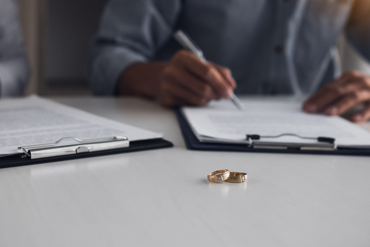 wife-signing-divorce-papers